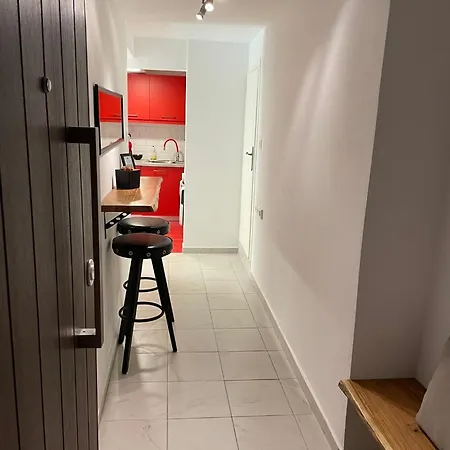 דירה Modern With Garden