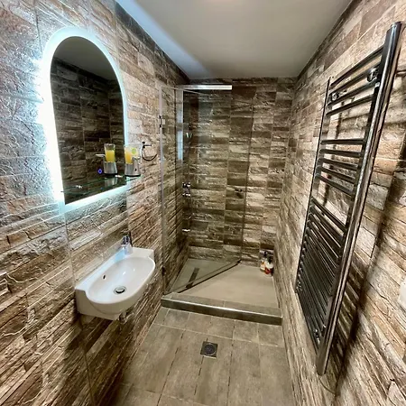 Modern With Garden Apartment *