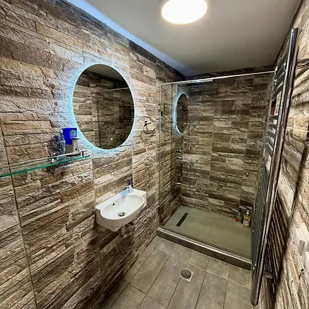 Modern With Garden דירה וולוס