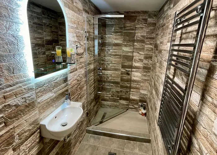 Modern With Garden Apartment *